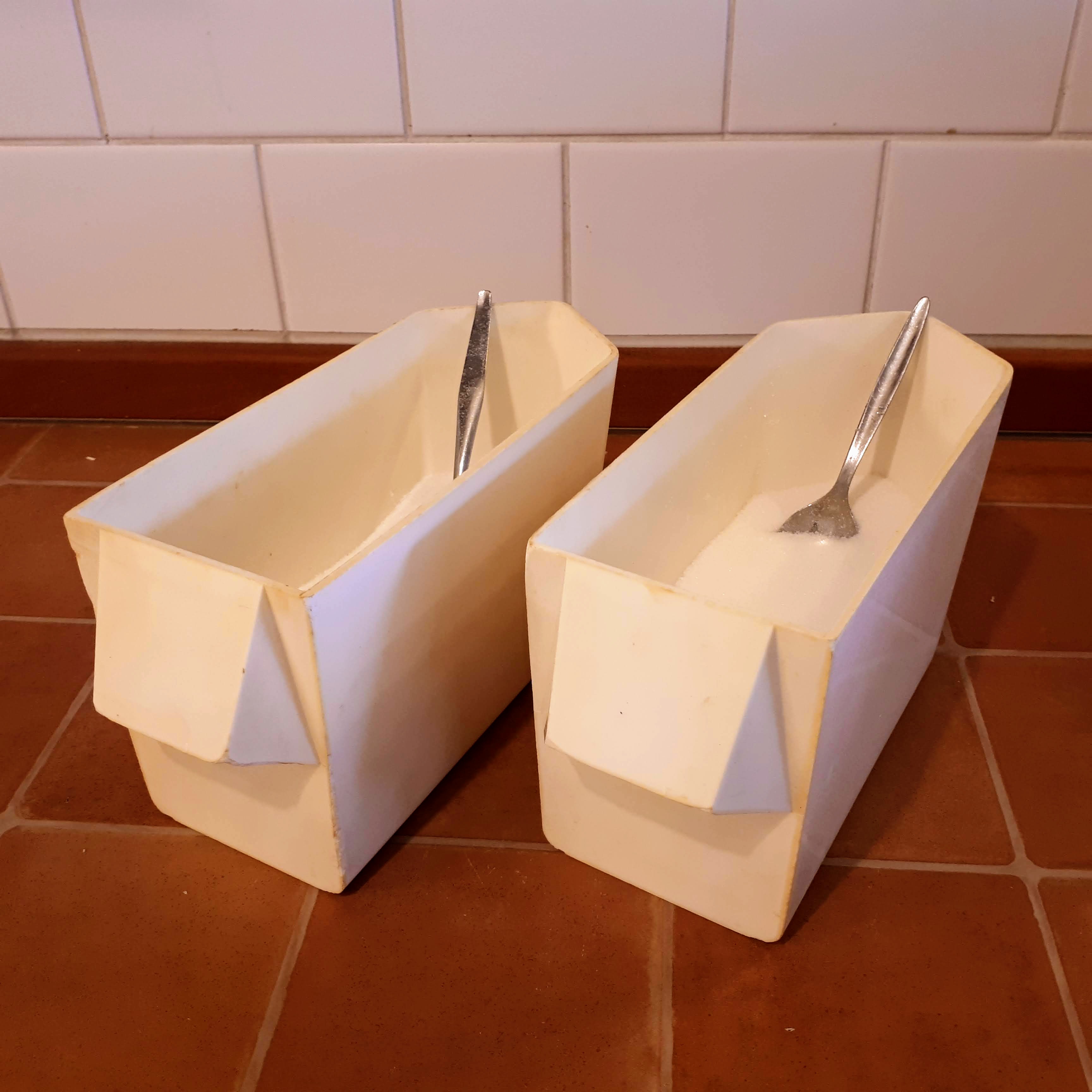 Dózy na cukr vedle sebe