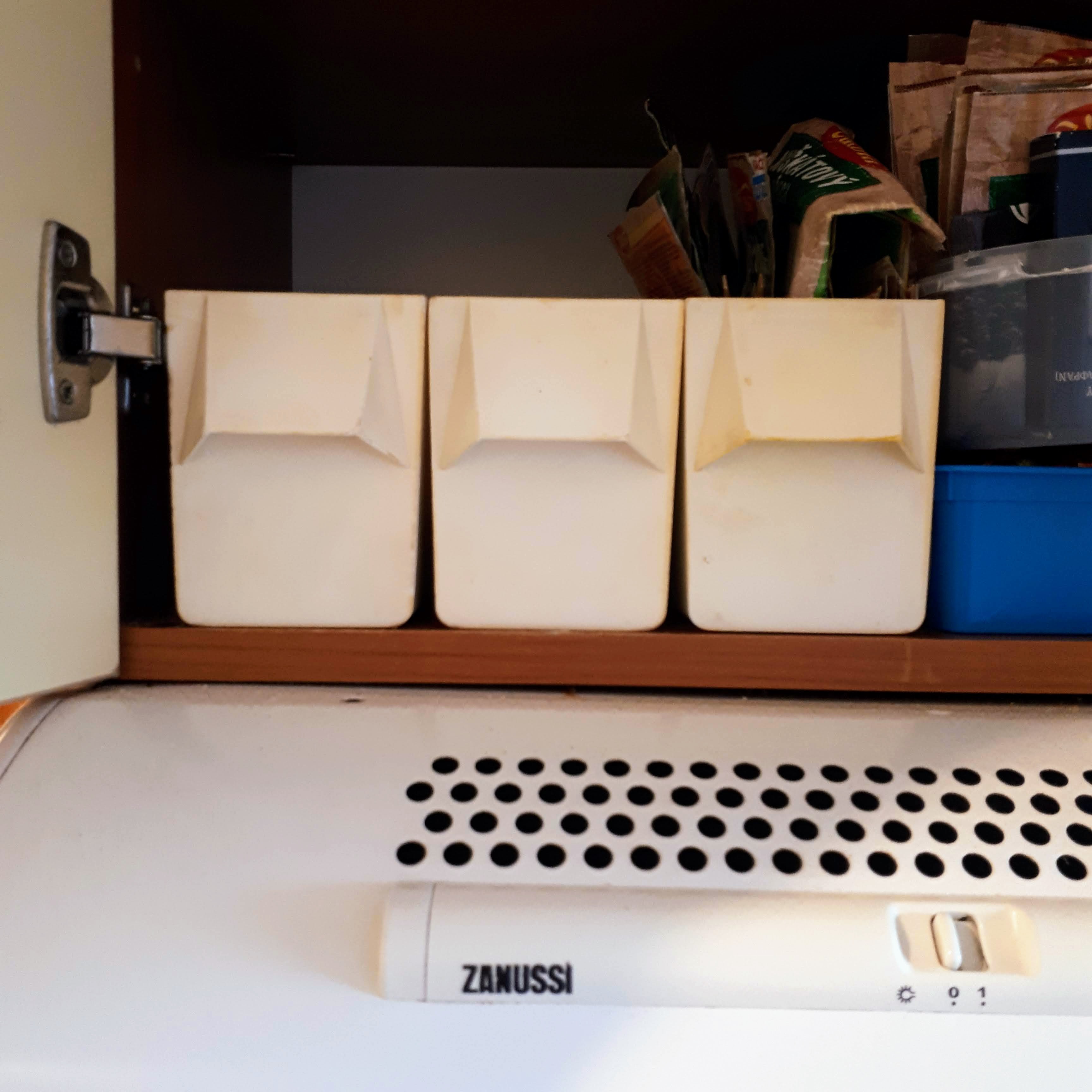 Dózy na cukr v poličce